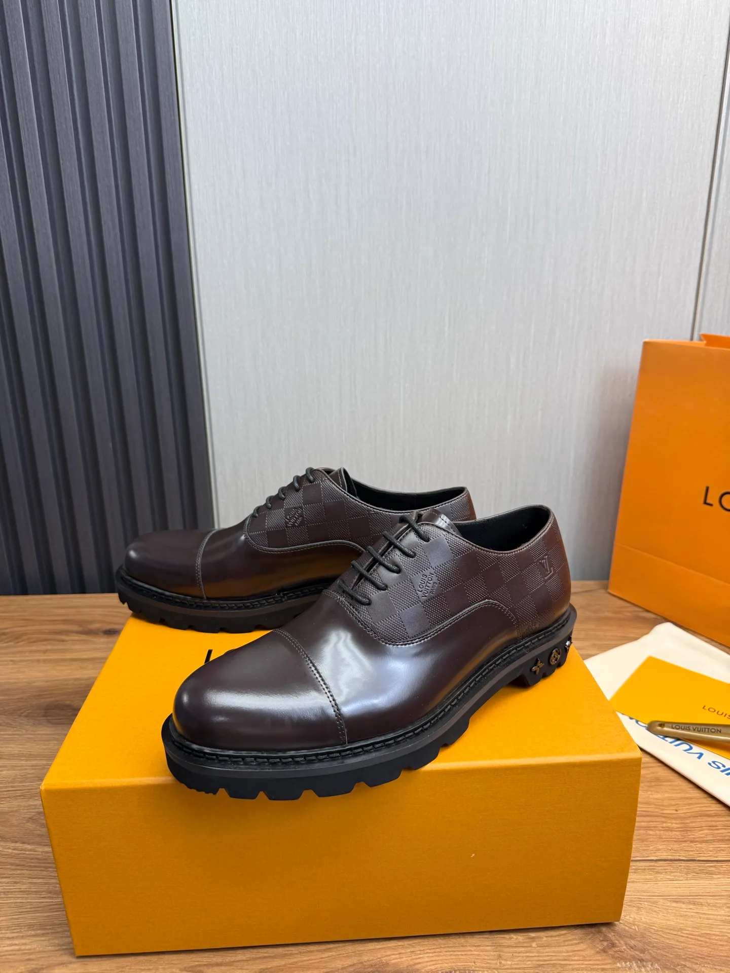 Men's shoes 💰900💰 LV. Men's casual lace-up leather shoes, the latest hot style 🔥 1:1 original purchase quality, top quality goods ⬆️The upper is imported open-edge beaded cowhide, cowhide, and cow suede. The hand-made three-dimensional stitching highlights the round toe design. The inner foot pads are all imported cowhide, with the original wear-resistant foam outsole, matching code 39-44, (38, 45 custom-made, non-refundable)